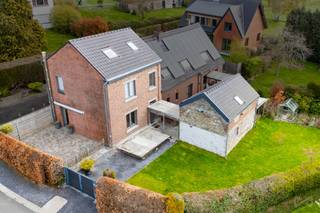 We Invest Hesbaye biedt deze halfopen bebouwing aan, gelegen in een doodlopende straat in Burdinne.<br /><br />Indeling:<br />Gelijkvloers: inkomhal, volledig uitgeruste keuken open naar de woonkamer met toegang tot het terras, apart toilet en wasruimte.<br /><br />Eerste verdieping: nachthal, 2 slaapkamers (13 m² en 17 m²), nieuwe douchekamer.<br /><br />Tweede verdieping: grote slaapkamer van 31 m² en bergruimte.<br /><br />Kelder: kelders.<br /><br />Buiten:<br />Twee terrassen waarvan één van 39 m², en een tuin.<br />Daarnaast is er een bijgebouw dat de mogelijkheid biedt om een vrij beroep uit te oefenen!<br /><br />Technische kenmerken:<br />Centrale verwarming op stookolie (Buderus) met thermostaat; warmwaterproductie via elektrische boiler; houten/PVC ramen met dubbele beglazing en rolluiken op het gelijkvloers; geïsoleerd dak en muren; slimme elektriciteitsmeter; ondergrondse stookolietank; septische put.<br /><br />Energieprestatie:<br />EPC: klasse E – Energieverbruik: 58.841 kWh/jaar – 363 kWh/m².jaar – Rapportnr.: 20260405008631<br /><br />Aanbod onder voorbehoud van aanvaarding door de eigenaars.<br /><br />Om andere exclusieve opportuniteiten te ontvangen, neem rechtstreeks contact met ons op!<br />Wij begeleiden u bij uw aankoop- of investeringsproject, evenals bij uw verkoopproject.<br />GRATIS en VRIJBLIJVENDE schatting van uw eigendom door uw expert: 0499/19.26.45