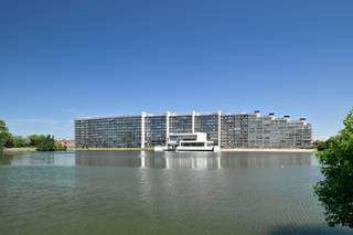 Op wandelafstand van zee en strand te Knokke-Heist verkopen we dit instapklaar appartement met één slaapkamer. Gelegen op de vijfde verdieping geniet u hier van een prachtig open uitzicht, zowel vanuit de lichtrijke leefruimte als vanop het terras.<br /><br />Indeling: aangename leefruimte, uitgeruste keuken, terras, slaapkamer, badkamer met inloopdouche. <br /><br />Algemeen: instapklaar appartement, uniek uitzicht, goedgekeurd elektriciteitsattest,....<br /><br />Binnenzwembad en privéstrand.<br /><br />Laguna Beach is een privé domein van ruim 6 ha op wandelafstand van de Zeedijk en het Directeur-Generaal Willemspark.<br /><br />Bezoeken? Graag na afspraak met Avantimmo op het nummer 050 62 50 55