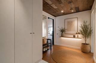 Dit appartement is gelegen in “Residentie Hertogenpark”.<br /><br />Bij het binnenkomen in het appartement heb je een ruime inkomhal die een stijlvolle eerste indruk maakt. Aan de linkerzijde is er een vestiairekast, perfect om jassen en schoenen op te bergen. Rechts bevindt zich eveneens een gastentoilet met handenwasser en een ruime berging / wasplaats.<br /><br />Als je verder loopt, kom je in de woon- en eetkamer met open keuken van maar liefst 62m². De ruimte is overweldigend licht dankzij de grote ramen die uitkijken op het terras, gericht op het oosten. De open keuken sluit naadloos aan op de woonkamer. Het is recente, moderne, volledig hyperuitgeruste keuken met ingebouwde koelkast, oven én combi-oven, inductiekookplaat, SenseCook touchcontrole, vaatwasser, enz… . Zowel de keuken en de achterwand als het eiland zijn volledig bekleed met een luxe werkblad in Dekton.<br /><br />Als je door de nachthal loopt, bereik je de eerste logeerkamer van 5,28m x 2,20m met aansluitend een volledig uitgeruste douchekamer.<br />De hoofdslaapkamer is 4,24m x 3,40m met aansluitend een dressingruimte (met 2 ingemaakte kasten van 4 deuren elk). De ensuite badkamer is luxe ten top, met een grote inloopdouche, prachtig lavabomeubel met moderne spiegel, privatieve toilet, stijlvolle sierradiator met handdoekdroger. Deze badkamer is half 2025 volledig nieuw geplaatst!!<br /><br />Tenslotte, op niveau -1 vind je een ruime kelder +/-9m², <u>welke is inbegrepen in de verkoopprijs.</u><br /><br />Ondergrondse autostaanplaats kan men aankopen aan € 25.000,-.<br /><br />In 2013 zijn er overal <strong>nieuwe akoestische ramen geplaatst met schuif-vliegenramen. Vandaar het gunstig EPC 85 = A !!</strong><br /><br />Door de bouwwijze (dikke betonnen muren, plafond en vloeren) en de ligging ervaar je binnen in het appartement een totale stilte en rust. Het terras geeft een prachtig uitzicht, met zowel de toppen van de bomen als vergezicht over de bomen. Toch is het terras voldoende afgeschermd opdat er nauwelijks wind waait. Voor de hoogte is het voor een groot deel van het jaar aangenaam toeven op het terras.<br /><br />Overal in het appartement ligt een doorlopende parketvloer, behalve in de inkomhal, waar marmer ligt en in de badkamers en de keuken waar gekozen is voor onderhoudsvriendelijke materialen. Een prachtig zwart gefumeerde glazen deur met aluminium profiel tussen de dressingruimte en de badkamer welke de ruimte een elegantie en luxueuze touch geeft aan het geheel.<br /><strong>Dit instapklare appartement is werkelijk een parel</strong>.<br />Enkele foto's zijn gemaakt om een mooie impressie te geven. Appartement staat momenteel reeds leeg.<br /><br /><strong><u>Woordje uitleg over deze unieke Residentie:</u></strong><br /><strong><em>Residentie ‘Hertogenpark’</em></strong><em> of hoe wonen resideren wordt!<br /><strong>Op 100 meter van de Jan Van Rijswijcklaan en in de Markgravebuurt bevindt zich deze hoogstaande Residentie ‘Hertogenpark’. Wonen met een hotelgevoel is hier de standaard. De royale inkomhal, die trouwens volledig vernieuwd werd maakt dit al van bij het binnenkomen van het gebouw duidelijk. Het gemeenschappelijke binnenzwembad en de aansluitende saunaruimte zorgen voor ontspanning, net als de lounge waar geregeld exposities en kleinschalige concerten plaatsvinden voor de liefhebbers. Eveneens is er in de ondergrondse garage een ruime wasplaats voor de wagen! Ook het comfort van 2 conciërges is niet te onderschatten. <br />Ook is hier in het gebouw een ruimte voorzien om pakjes te laten afleveren. Kortom, het gebouw wordt tot in de puntjes verzorgd en het afval wordt op elke verdieping gesorteerd en verzameld. De mobiliteit is bovendien ideaal: vlakbij de invalswegen om vlot in en uit de stad te rijden, op wandelafstand van openbaar vervoer en met allerlei winkels op enkele stappen van het appartement.<br />De veiligheid, orde en netheid welke door de 2 conciërges dagelijks wordt opgevolgd zorgen voor een rustige, sfeervolle en aangename bewoning. De beveiligde ondergrondse parkings en de grote terrassen geven een perfecte samensmelting van luxe en comfort. Mensen die niet de zorg van een villa willen, maar wel de geborgen luxe van een residentieel appartement, vinden in de Residentie precies wat ze zoeken.</strong></em><br /><br /><br />