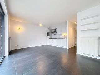 <p>Knus<strong> stadsappartement met terras </strong>op de eerste verdieping dat deel uitmaakt van een rustig complex met <strong>gezellige binnentuin.</strong> Dit lichtrijk appartement is gelegen in het hart van het historische centrum en nabij het H. Conscienceplein. In de heraangelegde Lange Koepoortstraat bevinden zich alle winkels die u nodig heeft. De metro en het centraal station liggen op wandelafstand.<br /><br /><strong>Indeling:</strong><br />Woonkamer op keramische tegel met groot schuifraam naar het terras en een open keuken; hal met wc; slaapkamer met inbouwkast en douchekamer met aansluiting voor wasmachine en droogkast.<br /><br /><strong>Bijzonderheden:</strong></p>
<ul>
<li>EPC B</li>
<li>Ondergrondse kelderberging inbegrepen. Gemeenschappelijke fietsenberging.</li>
<li>Individueel verbruik van water, gas en elektra.</li>
<li>Alg. kosten: € 60-/mnd.</li>
<li>Ondergrondse autostaanplaats mogelijk aan € 130,-/mnd.</li>
<li>Per direct beschikbaar.</li>
</ul>