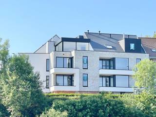 MODERN kwalitatief duplexappartement met terras en autostaanplaats, goedgelegen aan het station, en energiezuinig. Instapklaar.Indeling: hal, apart...