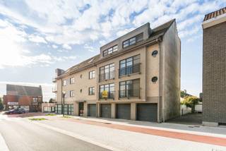 VALIMMAS verkoopt in het volle centrum van Asse dit instapklare duplex-appartement met individuele garagebox.
Het appartement omvat een living, een ingerichte keuken, twee toiletten, een nachthal, een berging, een badkamer met ligbad en douche, en drie kamers.
Individuele tellers, videofoon, lift,... . Inclusief de thans aanwezige verlichtingsarmaturen.
Appartement thans nog verhuurd sedert 04/08/2020 mits maandelijks € 940,95 + € 80 lasten. Opzeg voor eigen bewoning mogelijk (opzegtermijn 6 maand (vanaf datum akte)).
Garage thans nog verhuurd sedert 30/10/2024 mts maandelijks € 100. Opzeg voor eigen gebruik mogelijk (opzegtermijn 1 maand).
Residentiële ligging in het volle centrum van Asse, in een nieuw heraangelegde éénrichtingsstraat (fietsstraat / zone 30). Op wandelafstand van de Markt, OLV Ziekenhuis (AZorg), Park, station, winkels, scholen en openbaar vervoer.... Uitstekende Mobiscore = 8,9/10.