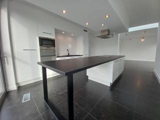 Verzorgde en goed gelegen woning in rustige verkaveling met landelijk uitzicht en dichtbij centrum van Bassevelde.<br />Uniek uitzicht op het landelijke Bassevelde.<br /><br /><strong>Indeling</strong>:<br />   - inkomhal<br />   - gastentoilet<br />   - gezellige living met afzonderlijke eetplaats met zicht en toegang tot de terrassen<br />   - ingerichte keuken met kookeiland een eettafel<br />   - wasplaats<br />   - berging<br />   - garage.<br />   - drie slaapkamers <br />   - toilet<br />   - badkamer met inloopdouche, ligbad en wastafel.<br />   - aangelegde en onderhoudsvriendelijke tuin.<br /><br /><br />Heeft dit pand uw interesse gewekt? Bezoek is enkel mogelijk via uw aanvraag op onze website: https://www.vastgoeddevos.be/te-huur , klik het pand aan en klik vervolgens op "vraag hier uw bezoek aan". <br /><br /> 