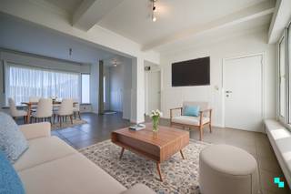 Ontdek deze centraal gelegen woonst met drie slaapkamers, gelegen op een zuidwest georiënteerd perceel van 130 m². Deze woonst geniet van...