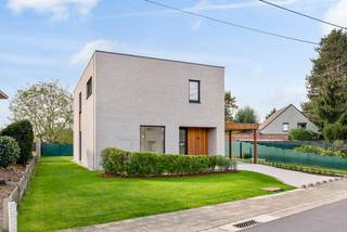 Ontdek deze prachtige nieuwbouwwoning gelegen in een rustige, residentiële straat te Putte. Deze woning combineert comfort, stijl en energiezuinigheid en is tot in de puntjes afgewerkt – volledig instapklaar en met een afwerkingsniveau boven de standaard.<br />Bij het binnenkomen word je verwelkomd in een lichte, open leefruimte met grote ramen die zorgen voor een aangename lichtinval. De moderne, volledig uitgeruste keuken sluit naadloos aan op de woonkamer en geeft uit op het zonnige terras en de zuidgerichte tuin.<br />De woning is voorzien van vloerverwarming in de volledige woning en beschikt over maar liefst 24 zonnepanelen, wat zorgt voor een zeer lage energiefactuur en duurzaam wooncomfort. Dankzij het uitzonderlijk lage E-peil van -24 is het energieverbruik zo goed als nihil, wat deze woning tot een echte toekomstgerichte investering maakt.<br />Er zijn in totaal vier slaapkamers, elk met airco, waarvan één ruimte zich uitstekend leent als dressing of bureauruimte. Een moderne badkamer en praktische berging maken het geheel compleet.<br />De woning bevindt zich op een perceel van bijna 8 are en geniet van een zuidgerichte tuin met een prachtig terras — de ideale plek om te ontspannen en te genieten van de zon.<br /><br />Belangrijkste troeven:<br />-Nieuwbouwwoning – volledig instapklaar<br />-Hoogwaardige afwerking boven standaardniveau<br />-4 slaapkamers (waarvan 1 als dressing of bureau)<br />-24 zonnepanelen – energiezuinige woning<br />-Volledige vloerverwarming<br />-Zuidgerichte tuin met groot terras<br />-Perceel van ± 8 are<br />-Rustige en aangename ligging<br /><br />Bent u op zoek naar een moderne, energiezuinige woning met luxe afwerking, klaar om in te trekken? Dan is Bosstraat 27 in Putte precies wat u zoekt.<br />Voor interactieve grondplannen met foto’s, ga naar www.wijns.be en klik op de knop “virtueel bezoek”.<br />Info &amp; afspraak:  ☎ 0473/33 33 10   ✉ geoffry@wijns.be