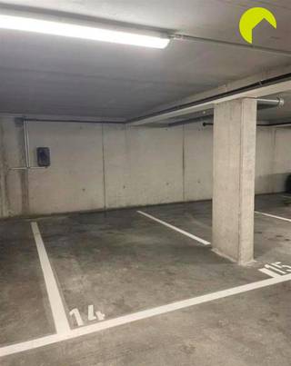 In het centrum van Mortsel, gelegen aan de Van Peborghlei bieden wij u deze ondergrondse autostaanplaats (18m²) aan. De autostaanplaats beschikt...