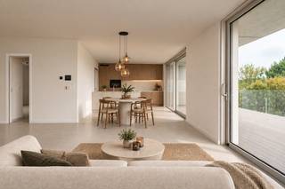 Welkom in Residentie De Grote Laak - Een warme thuis in het hart van Testelt
In het charmante Testelt vind je De Grote Laak: een kleinschalige residentie van 18 prachtige, nieuwe assistentiewoningen te koop, gebouwd door familiebedrijf Dockx.
- Prachtige flats -
Ontworpen met oog voor licht, ruimte en aangenaam wonen. Deze instapklare woningen met 1 of 2 slaapkamers bieden 72 m² tot 124 m² aan wooncomfort. Ook buiten is het heerlijk vertoeven. De ruime, zonnige terrassen tot maar liefst 63 m² vormen een heerlijke verlenging van je woning en bieden alle ruimte om in alle rust van het buitenleven te genieten.
Wat De Grote Laak écht bijzonder maakt? Elke woning heeft een eigen privé-buiteningang. Geen lange gangen of het gevoel van een klassiek assistentiewoningencomplex, maar vooral extra privacy, vrijheid en het warme gevoel van écht thuiskomen.
- Tarieven assistentiewoning -
Een stijlvolle nieuwbouwwoning met 1 slaapkamer is beschikbaar vanaf € 275.494 excl. kosten. Voor een woning met 2 slaapkamers starten de prijzen vanaf € 334.871 excl. kosten.
Inbegrepen in de vaste diensten:
- Oproepsysteem met permanentie van Z-Plus
- Organisatie van crisis- en overbruggingszorg door Z-plus
- Begeleiding door woonassistent
- Organisatie van supplementaire zorg en diensten
- Gebruik van gemeenschappelijke ruimtes
- Videoparlofoon
Er is ook een mogelijkheid tot het kopen van een ondergrondse parking en/of berging.
- Zorg en welzijn -
De woonassistent fungeert als vast aanspreekpunt. Hij verwelkomt jou en maakt je wegwijs in het gebouw. Een vertrouwd gezicht dat vaak ter plaatse aanwezig zal zijn en steeds bereikbaar is voor vragen en bezorgdheden.
Voor de professionele ondersteuning vonden we in Z-Plus de ideale partner die dezelfde visie deelt. Zij bemannen dag en nacht de noodcentrale met een gespecialiseerd team. Zo is hulp nooit ver weg wanneer je die nodig hebt.
De ruime assistentiewoningen hebben alle wooncomfort voor actieve senioren en zijn onmiddellijk beschikbaar.
- Locatie: Rinusveld 2-16 te Testelt
- Centrale rustige ligging
- Oppervlaktes van 72m² tot 124m²
- Ruime terrassen (gemiddeld 30m²)
- Erkend door Agentschap Zorg&Gezondheid
- 12% BTW + vrijstelling OV voor 10 jaar
- Startprijzen excl. kosten vanaf €275.000,-
Hebben wij je interesse gewekt? Neem dan snel contact met ons op!
jolien@dockx.com
+32 14 37 75 73