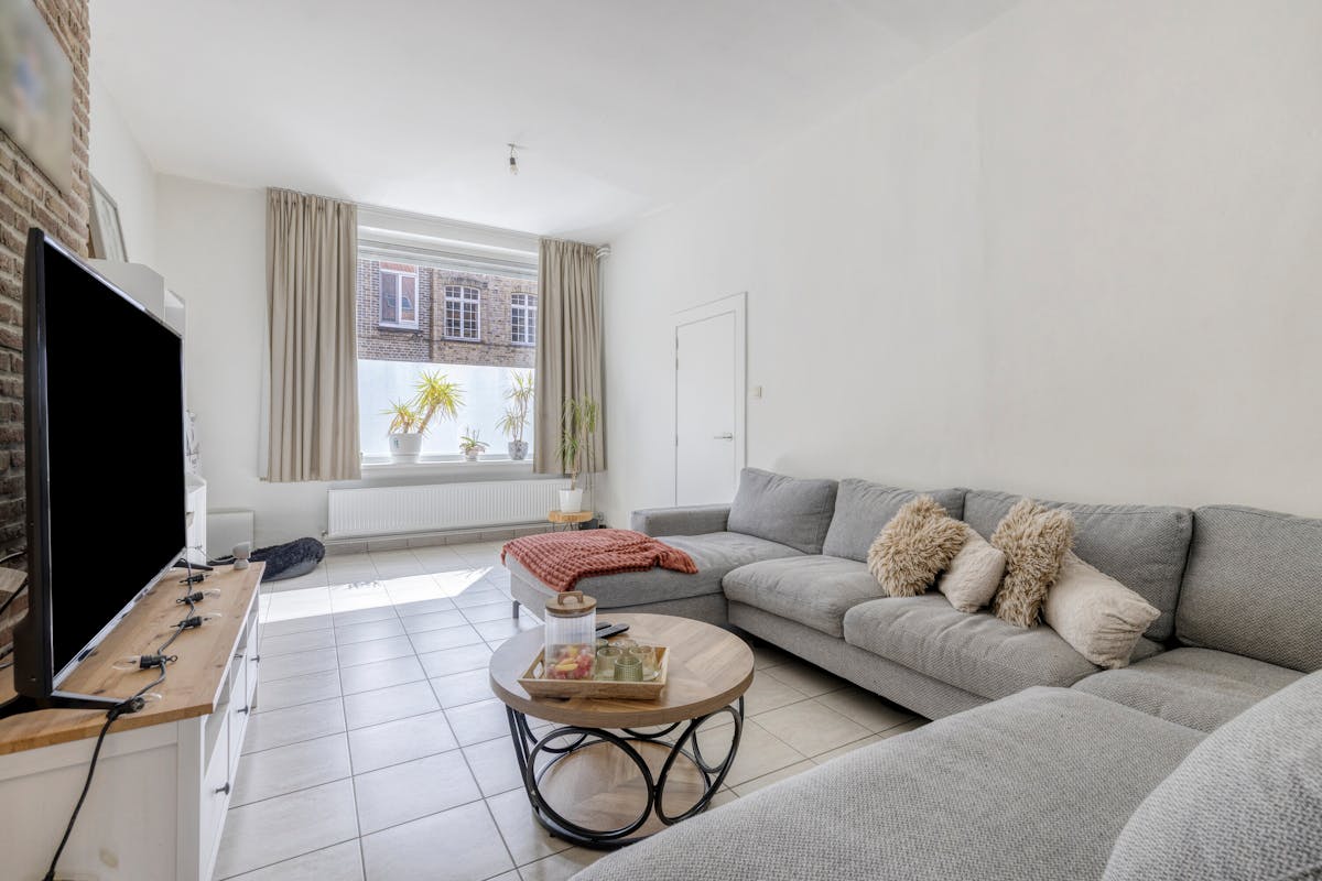 Huis te koop met drie slaapkamers en drie garages. - foto 5