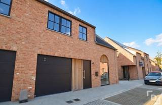 Ontdek deze prachtige nieuwbouwwoning in moderne landelijke stijl, gelegen in het hart van Poelkapelle. Dankzij de centrale ligging bevindt de...