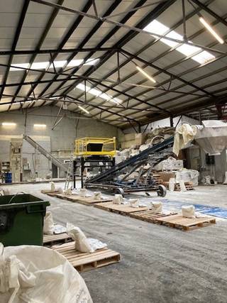 Ruim magazijn van 2100 m² met aangrenzend buitenplein van 900 m². Voorzien van 2 brede schuifpoorten (11 m en 3 m), elektrische poort...