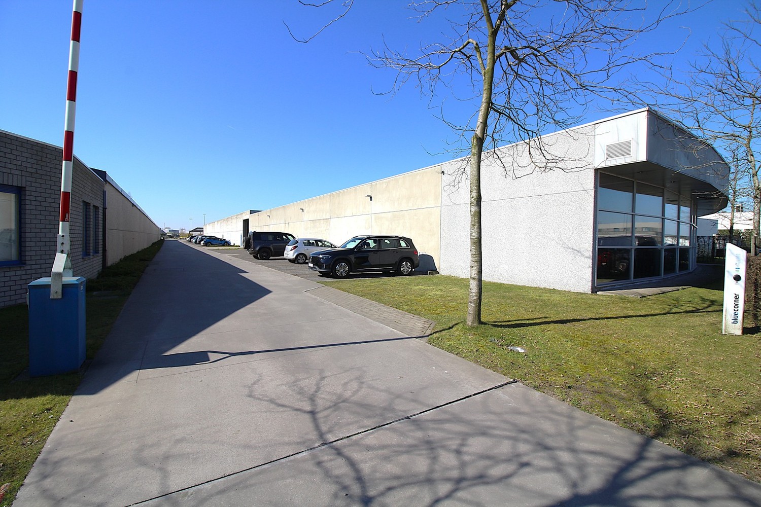 bedrijfsgebouw | 960m² showroom, kantoren en 840m² magazijnruimte. - foto 4