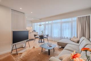 Deze magnifiek gerenoveerde studio met slaaphoek is gelegen op de tweede verdieping van Residentie Savoy. U bevindt zich hier in het hart van het bruisende Oostende, met alles binnen handbereik: van winkels en culinaire hotspots tot culturele trekpleisters. Bovendien wandelt u binnen enkele stappen (slechts 100m!) het strand op.De studio onderging een volledige totaalrenovatie, waarbij uitsluitend gebruik is gemaakt van hoogwaardige en kwalitatieve materialen. Een instapklaar pareltje aan de kust.Indeling: - inkomhal met een zitbankje en ingebouwde kastenwand- lichtrijke leefruimte met een slaaphoek, stijlvol afgescheiden door een houten wand- open keuken uitgerust uitgerust met inductiekookplaat, vaatwas, combi-oven en frigo- badkamer voorzien van een badkamermeubel met spiegelkast en regendouche- afzonderlijk toilet - privatieve kelderbergingBovendien kan u ook gebruik maken van de gemeenschappelijke fietsenberging en beschikt de residentie over een afvallokaal. Actueel verhuurd.Pluspunten: - totaalrenovatie- asbestveilig- afzonderlijke slaaphoek- positieve elektrische keuring- EPC label B - voorzien van ingemaakte kasten- kwalitatieve materialenDé ideale, instapklare hotspot voor wie luxe aan de kust zoekt! Bel ons snel voor een afspraak ter plaatse!Bestuursmaatregelen in het maatregelenregister: in aanvraag