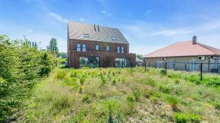 Immo3000 heeft een moderne en energiezuinige half open bebouwing in Linden te koop. Ideaal voor wie op zoek is naar ruimte, comfort en duurzaamheid. De woning, gebouwd in 2025, heeft een perceeloppervlakte van 470 m2 en een bewoonbare oppervlakte van 280 m2 wat zorgt voor voldoende ruimte voor het hele gezin.<br /><br />De woning is voorzien van zonnepanelen en heeft een energielabel A+ (E-peil -10), waardoor de energiekosten laag zullen zijn. Daarnaast is er een terras waar je heerlijk kunt ontspannen en een garage met ruimte voor 1 auto.<br /><br />GV: ruime inkom met gastentoilet, links grote garage, achteraan open lichtrijke leefruimte met hyper ingerichte keuken en bijkeuken/berging.<br />1e VD: 4 SLKS + badkamer met bad, douche en dubbele lavabo<br />2e VD: balzaal aan mogelijkheden, hier kan u minstens 2-4 SLKS inrichten<br /><br />De ligging van de woning is ideaal, met alle voorzieningen zoals winkels, scholen en openbaar vervoer op korte afstand. Daarnaast zijn er volop mogelijkheden voor wandelingen en fietstochten in de omgeving.<br /><br />Kortom, deze woning in Linden is een ideale plek voor wie op zoek is naar een ruime, comfortabele en duurzame woning met alle voorzieningen binnen handbereik.<br /><br />Benieuwd? Bel 016 60 3000
