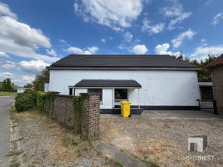 <p><span>Opgelet, de eigenaar wil snel verkopen ( nakende verhuis ).</span></p><p><span>Prijs is bespreekbaar!!</span></p><p><span> </span></p><p><span>Verrassend ruime woning met 2 keukens, 2 badkamers, 3 slaapkamers, veranda, vernieuwd dak, bijgebouw/studiootje én unieke mogelijkheden voor starters, samengestelde gezinnen en meer-generatiewonen.</span><span><br /><br /></span><span>Langs de verbindingsbaan tussen Assent en Tienen vindt u deze ruime en veelzijdige woning, gelegen te Tiensesteenweg 3 in Waanrode. Een eigendom die meteen opvalt door haar volume, indeling en mogelijkheden. Deze woning werd in 2015 reeds door Immo Diest verkocht en komt nu opnieuw op de markt. Intussen werd het dak recent volledig vernieuwd, wat een belangrijke troef vormt voor de toekomstige eigenaar. Medio 2026 werd een nieuwe gasketel geplaatst. </span><span><br /><br /></span><span>De woning is opgebouwd rond een centrale inkomhal met trap naar de verdieping. Van daaruit wordt het pand op een natuurlijke manier verdeeld in een linker-en rechtergedeelte. Beide zijden beschikken over een eigen leefruimte, keuken, badkamer en toilet. Net daardoor is deze woning bijzonder geschikt voor wie graag apart en toch samen wil wonen.</span><span><br /><br /></span><span>Deze indeling maakt het pand ideaal voor verschillende doelgroepen. Starters vinden hier een woning met uitzonderlijk veel ruimte en doorgroeimogelijkheden. Bovendien kan de aankoop, mits voldaan wordt aan de geldende voorwaarden, mogelijk genieten van lage registratierechten, wat deze woning extra interessant maakt als eerste en enige gezinswoning. Samengestelde gezinnen krijgen dan weer de kans om ieder hun eigen plek te creëren binnen één ruime woning. Ook voor twee- of drie-generatiegezinnen is dit een buitenkans: ouders, kinderen of grootouders kunnen comfortabel onder hetzelfde dak wonen, met behoud van privacy en zelfstandigheid.</span><span><br /><br /></span><span>Wie liever één grote gezinswoning wenst, kan de ruimtes uiteraard perfect als geheel benutten. De woning beschikt over twee woonkamers, twee keukens, twee badkamers, drie ruime slaapkamers en een aangename veranda op het gelijkvloers. Er is dus meer dan voldoende plaats voor wonen, werken, studeren, hobby’s en ontspannen.</span><span><br /><br /></span><span>Achteraan bevindt zich nog een extra troef: een bijgebouw dat eerder aanvoelt als een compact studiootje, met circa 20 m² op het gelijkvloers en daarboven nog eens ongeveer 20 m² zolderruimte. Ideaal als atelier, hobbyruimte, bureau, opslagruimte of extra polyvalente plek. De rust vindt u vooral aan de zijde van de doodlopende Eindestraat, waardoor ook praktische mogelijkheden ontstaan. Via deze achterliggende straat kunnen eventueel staanplaatsen voorzien worden, wat interessant kan zijn indien men — mits de nodige vergunningen — een combinatie van wonen en handel, een klein winkeltje, praktijk of zelfstandige activiteit zou overwegen.</span><span><br /><br /></span><span>De ligging is zeer praktisch, met vlotte verbindingen richting Tienen, Diest, Leuven en Hasselt en een snelle aansluiting naar de autosnelweg. U combineert hier zichtbaarheid aan de voorzijde met rust en toegankelijkheid aan de achterzijde.</span><span><br /><br /></span><span>Kortom: een woning met veel woonvolume, een slimme indeling en opvallend veel toekomstmogelijkheden. Een buitenkans voor starters, grote gezinnen, samengestelde gezinnen en meer-generatiewonen.</span><span><br /><br /></span><span>Kom deze veelzijdige woning ontdekken en maak vandaag nog uw vrijblijvende afspraak via Immo Diest</span></p><p><span> </span></p><p><span>Bel 013 31 25 22 / mail <span>info@immodiest.be</span></span><span> </span></p><p><span>Dan kan je snel bezoeken.</span></p><p><span>Bel 013 31 25 22 of bel naar Jan Vanonckelen 0498 52 64 52. </span></p>