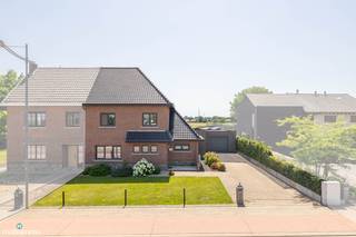 <p>GROTENDEELS GERENOVEERDE EN ENERGIEZUINIGE GEZINSWONING MET ZUIDGERICHTE TUIN VAN 832M² EN GARAGE VAN 73 M²<br /><br />*** Bekijkt u deze woning via een aanverwante website? Surf dan naar https://matisimmo.be/nl/aanbod/4411933/eengezinswoning-te-koop-in-3740-bilzen-hoeselt en klik op volgende link voor het INTERACTIEF GRONDPLAN: https://grondplan.matisimmo.be/grondplan/?map=HoeseltMaastrichterstraat229 ***<br /><br />Deze charmante eengezinswoning, gelegen aan de Maastrichterstraat in het pittoreske Bilzen-Hoeselt, biedt een unieke kans voor wie op zoek is naar een nieuwe thuis. Dankzij de gunstige ligging bevinden zowel het bruisende stadscentrum van Bilzen als de op- en afritten van de E313 zich op slechts 6 minuten rijden. Alle dagelijkse voorzieningen zijn bovendien vlot bereikbaar. Daarnaast geniet de woning van een uitstekende bereikbaarheid dankzij de ligging langs de gewestweg die Hasselt met Maastricht verbindt.<br /><br />De woning werd grotendeels gerenoveerd en beschikt over tal van energiezuinige voorzieningen. Zo is de woning uitgerust met zonnepanelen (4.380 Wp), een waterverzachter, airconditioning in de woonkamer en de master bedroom en een regenwaterput van 10.000 liter, aangesloten op het gelijkvloerse toilet, de wasmachine en de buitenkraan.<br /><br />Met een bewoonbare oppervlakte van maar liefst 173 m² biedt deze woning verrassend veel ruimte en tal van mogelijkheden. Dankzij de praktische indeling en de ruime leefruimtes vormt deze woning een ideale thuis voor gezinnen of voor wie op zoek is naar extra wooncomfort.<br /><br />We betreden de woning via de inkomhal, die voorzien is van een vestiaire, een praktische berging en een apart gastentoilet. Vanuit de inkomhal bereiken we de ruime en lichtrijke woonkamer met zit- en eetgedeelte. Aansluitend bevindt zich de volledig ingerichte moderne keuken, die geniet van een prachtig uitzicht op de tuin. Via de grote schuiframen heeft u rechtstreeks toegang tot het ruime terras, waar u in alle rust kan genieten van de mooi aangelegde, zuidgerichte tuin van maar liefst 832m².<br /><br />Op de eerste verdieping bevinden zich de nachthal, drie ruime slaapkamers, een extra berging en de badkamer. De badkamer is uitgerust met een enkele lavabo, een douchecabine en een toilet.<br /><br />Via een vlizotrap bereikt u de ruime zolderverdieping. Deze multifunctionele ruimte kan, mits verdere afwerking, ingericht worden als extra slaapkamer, hobbyruimte of praktische opbergruimte.<br /><br />Tot slot beschikt de woning over een ruime vrijstaande garage van maar liefst 73 m², ideaal voor meerdere wagens, een hobbyruimte of extra opslag. Daarnaast beschikt de woning over een praktische kelder, waardoor u geniet van extra opbergruimte.<br /><br />Voor meer informatie of een bezoek ter plaatse kan u vrijblijvend contact opnemen met ons kantoor via 089/44.00.00 of info@matisimmo.be.<br /><br />De vermelde woonoppervlakte is steeds de bruikbare vloeroppervlakte overgenomen uit het EPC-verslag.<br /><br /><em>Bestuursmaatregelen in het maatregelenregister: nee</em></p>