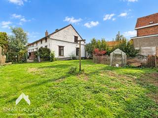 <p><span>Deze ruime woning bevindt zich in een groene, landelijke omgeving nabij Leuven en Tienen, met winkels en belangrijke verbindingswegen vlakbij. Een ideale combinatie van rust, ruimte en bereikbaarheid!</span></p>
<p><span>Via de inkomhal met gastentoilet bereik je de ruime, lichtrijke leefruimte en de vernieuwde keuken met aansluitend een praktische wasplaats/berging en kelder. Op het gelijkvloers bevinden zich bovendien twee polyvalente ruimtes, ideaal als hobbyruimte, praktijkruimte of extra slaapkamer.</span></p>
<p><span>Op de eerste verdieping vind je drie ruime slaapkamers, een vernieuwde badkamer met douche en wasmeubel, een apart toilet, dressing en extra bergruimte. Dankzij de twee afzonderlijke trappen naar de bovenverdieping biedt de woning bovendien mogelijkheden voor een indeling als zorgwoning.</span></p>
<p><span>Buiten geniet je van een zuidoostgerichte tuin met zuidgericht terras. De opritten vooraan en achteraan bieden ruime parkeergelegenheid.</span></p>
<p><strong><span>Extra troeven:</span></strong></p>
<ul>
<li><span>EPC-label C – geen renovatieplicht</span></li>
<li><span>Vernieuwde elektriciteit</span></li>
<li><span>Volledig vernieuwde verwarmingsinstallatie met condensatieketel</span></li>
<li><span>Vernieuwde keuken en badkamer</span></li>
<li><span>Mogelijkheid tot zorgwoning</span></li>
<li><span>Zuidoostgerichte tuin en zuidgericht terras</span></li>
<li><span>Rustige, landelijke ligging</span></li>
</ul>
<br />
<p><span>Deze woning is te koop ZONDER makelaar via het concept van Smart Houses! Wenst u verdere inlichtingen of een bezoek? Contacteer rechtstreeks de eigenaar via +32478934969</span></p>
