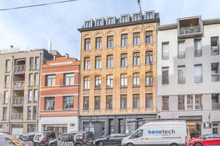 <p>Dit kwalitatieve kot ligt op TOP locatie, vlakbij het nieuwe Zuidpark en het bruisende Antwerpse Zuid. Voorzien van een bed (matras zelf te voorzien), bureau en bureaustoel, kleerkast, eigen microgolfoven en koelkast, televisie, safe en eigen badkamer met toilet, douche en lavabomeubel; kortom, alles wat een moderne student nodig heeft voor top studieresultaten. Elk verdiep heeft een gemeenschappelijke keuken ter beschikking, voorzien van alle apparatuur. Verwarming op airco (lucht-lucht warmtepomp). Gemeenschappelijke fietsenstalling. Gebouw voorzien van een lift. Huurprijs: 660 euro - Gemeenschappelijke kosten: 69 euro (schoonmaak afvalophaling, internet, waterverbruik). Elektriciteit met eigen meter. Contract voor 12 maanden.</p>