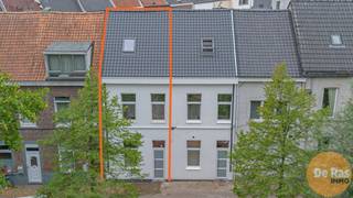 EERSTE BEZOEKDAG ZATERDAG 06/12 VAN 10u00 TOT 12u30 (OP AFSPRAAK!)<br /><br />AALST - Vernieuwde woning met 3 slaapkamers en stadstuin.<br /><br />Deze gerenoveerde woning is rustig gelegen nabij het stadscentrum met aan de voorkant een gezellig, groen pleintje.<br />Alle voorzieningen zoals winkels, openbaar vervoer en station zijn nabij.<br /><br />Naar indeling toe bevinden zich op het gelijkvloers een inkomhal, een berging/wasplaats, een gastentoilet, een ingerichte en functionele open keuken en een woonkamer. <br />Deze geeft uit op het stadstuintje en de tuinberging.<br /><br />Op de eerste verdieping bevinden zich een ruime badkamer met bad, inloopdouche en toilet en een ruime slaapkamer.<br /><br />Op de tweede verdieping bevinden zich nog twee mooie slaapkamers.<br /><br />Naar comfort toe beschikt de woning over dubbele beglazing, vloerverwarming beneden en radiatoren boven, conforme elektrische installaties, zeer gunstig EPC en asbestveilig.<br />Een eerste grondlaag verf zal reeds geplaatst worden.<br /><br />Kortom de ideale woning voor wie graag in het centrum woont! Plan snel je afspraak op 053/60.65.60<br /><br />De vermelde prijs is een richtprijs. Na ontvangst van de biedingen zal de verkoper beslissen of hij/zij de eigendom verkoopt aan het beste bod. De richtprijs is aldus niet bindend voor de verkoper. Voor meer info kunt u ons contacteren of het reglement raadplegen op onze website.