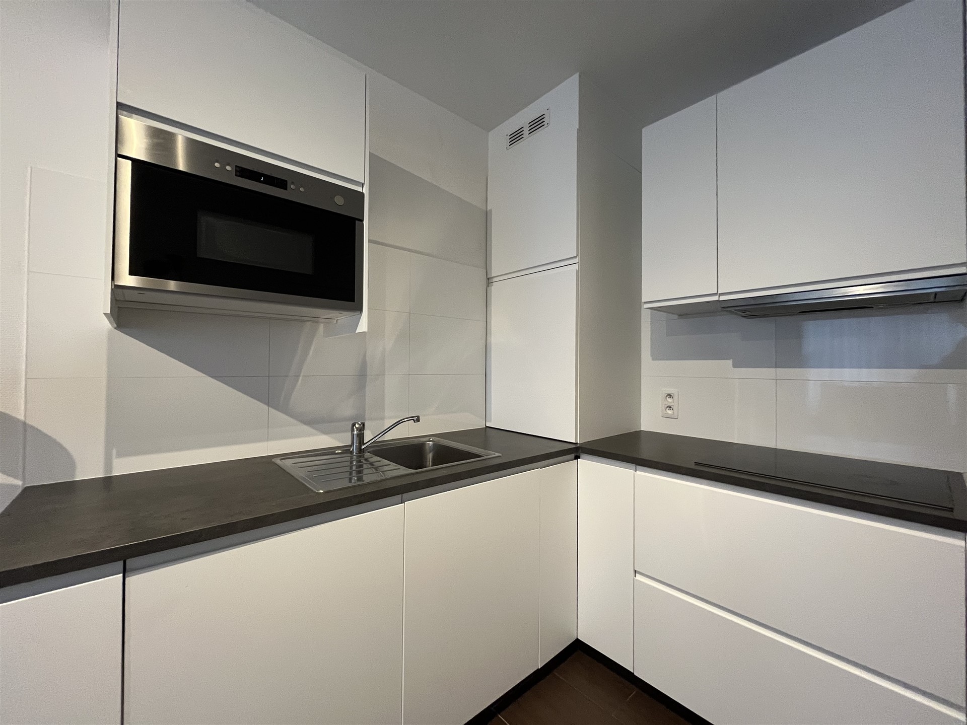 Flat avec chambre séparée et place de parking sous terrain. - photo 3