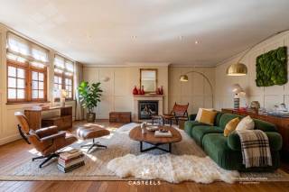 Deze bijzonder ruime duplex bevindt zich op een uitstekende en centrale ligging in het hart van Brugge. Met een bruikbare vloeroppervlakte van maar liefst 232 m², een terras van 43 m² en een aparte ingang biedt deze eigendom een uitzonderlijke combinatie van ruimte, comfort en mogelijkheden.<br /><br />De duplex is momenteel te renoveren, wat tegelijk de mogelijkheid biedt om de woning volledig naar eigen smaak en wensen in te richten. Dankzij de oppervlakte en de vele mogelijkheden kan hier een bijzonder ruim en karaktervol stadsappartement gecreëerd worden.<br /><br />Er is geen syndicus aanwezig.<br /><br />De ligging is bijzonder aantrekkelijk. U woont hier op wandelafstand van het historische centrum van Brugge, terwijl u dankzij de Gentpoort op amper 220 meter ook bijzonder snel de stad uit bent. Alle dagelijkse voorzieningen bevinden zich in de directe omgeving. Zo vindt u op slechts 50 meter een bakker en slager en zijn er verschillende scholen, winkels, horecazaken en andere voorzieningen in de buurt.<br /><br />Ook voor wie graag geniet van groen en rust is de ligging interessant. Het Jakobinessenpark ligt op ongeveer 160 meter en het Koningin Astridpark op ongeveer 250 meter. Zo combineert u het stadsleven met verschillende groene plekjes op wandelafstand.<br /><br />Daarnaast is ook het station van Brugge vlot bereikbaar: op ongeveer 6 minuten fietsen of 10 minuten met de wagen.<br /><br />Voor wie een garage of parkeermogelijkheid wenst, is er bovendien de mogelijkheid om een achterliggende garagebox te huren. Daarnaast bevindt zich op ongeveer 400 meter een ondergrondse parking.<br /><br />Het ruime terras van 43 m² vormt een absolute meerwaarde en biedt heel wat mogelijkheden om een aangename buitenruimte te creëren, midden in de stad.<br /><br />Kortom: een ruime en veelzijdige duplex op een uitstekende locatie in Brugge, met maar liefst 232 m² bruikbare vloeroppervlakte en een terras van 43 m². Een eigendom met bijzonder veel potentieel voor wie op zoek is naar ruimte en de mogelijkheid om een woning volledig naar eigen wensen vorm te geven.
