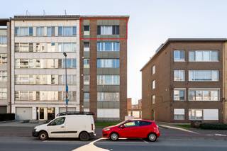 <p>Bienvenue dans cet appartement confortable situé à Merksem. Cet appartement lumineux de deux chambres sur les toits offre un lieu de vie idéal pour les débutants. L'appartement est composé d'un hall d'entrée, d'une salle de séjour avec cuisine ouverte, de deux chambres à coucher, dont l'une est traversante, et d'une salle de douche. La cuisine est aménagée de manière pratique avec un plan de travail en plastique, une cuisinière électrique et un réfrigérateur. La salle de bains est équipée d'une douche, d'un lavabo et de toilettes. La fenêtre offre une belle vue sur la ville. L'emplacement est excellent - vous êtes proche des magasins locaux, des restaurants, des transports publics et de toutes les commodités. Cet appartement représente une opportunité d'investissement parfaite ou votre premier logement idéal avec un emplacement idéal.</p><br /><p>Détails :</p><ul><li>Appartement lumineux avec vue lointaine</li><li>Très bonne accessibilité</li><li>Ascenseur dans l'immeuble</li></ul>