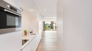 Zeer mooie en moderne woning, genietend van prachtige zichten op de achterliggende Polders van Damme. Rustige locatie op nog geen 10 minuten...