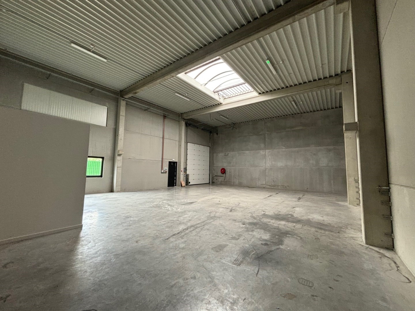 Recente KMO loods van 233m² met parking - foto 2