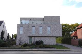 <strong>Nieuwbouwappartement met 2 slaapkamers, terras en autostaanplaats te Beerse.</strong><br /><span>Beschikbaar: 09/11/2026 </span><span>| EPC: 23kWh/m² </span><span> | <strong>Volledig opgeleverd en afgewerkt!<br /><br /></strong></span><strong>Bezoek aanvragen: https://dilegno.mijnhuurprofiel.be/property/d510e731-0da2-437b-9aa3-f0bdb1e984b7</strong><br /><br /><strong>Omschrijving:</strong><br /><span>We betreden dit </span><span>nieuwbouw</span><span>appartement op de eerste verdieping via trap of lift. </span><span>De inkomhal </span><span>geeft uit op de lichtrijke woonkamer met open, volledig geïnstalleerde keuken. De keuken beschikt over een inductiekookplaat, dampkap, combi-oven, vaatwasser, spoelbak en koelkast. Via de grote </span><span>schuifraam </span><span>betreden we</span><span> het </span><span>gezellige</span><span> terras van 17m².</span><br /><br /><span>Tevens beschikt het appartement over een praktische berging, een apart toilet, 2 slaapkamers en een badkamer. </span><span>De badkamer is uitgerust met een inloopdouche en een badkamermeubel met dubbele wastafel.<br /><br /></span>Voor extra comfort is het appartement voorzien van airconditioning en screens.<br /><br /><span>Tot slot beschikt het appartement over een autostaanplaats, reeds inbegrepen in de prijs.</span><br /><br /><strong>Algemeen:</strong><br /><span>- Zonnepanelen<br />- Géén gemeenschappelijke kosten!</span><br /><span>- Terras </span><span>17m²<br /></span><span>- Gemeenschappelijke tuin</span><br /><span>- Autostaanplaats inbegrepen<br />- Airconditioning en screens</span>