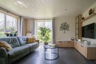 <p><span>Chalet met 2 slaapkamers met unieke locatie op 2.373 m². </span></p><p><span> </span></p><p><span>Geen permanente bewoning mogelijk. </span></p><p><span> </span></p><p><span>Gelijkvloers:</span></p><p><span>Inkomhal met apart toilet. </span></p><p><span>Leefruimte met open keuken van 35,5 m².</span></p><p><span>Deze is ingedeeld met zithoek voorzien van een sfeerhaard als bijverwarming, eetkamer en open keuken voorzien van:</span></p><p><span>- Koelkast</span></p><p><span>- Kookplaat</span></p><p><span>- Dampkap</span></p><p><span>- Vaatwasmachine</span></p><p><span>- Combi-oven</span></p><p><span>Lichtrijke veranda van 19,5 m² met prachtig uitzicht op de tuin. </span></p><p><span>Badkamer van 6 m² voorzien van:</span></p><p><span>- Enkele lavabo op meubel.</span></p><p><span>- Douche in bad.</span></p><p><span>Wasplaats/berging van 5 m². </span></p><p><span> </span></p><p><span>Eerste verdieping: </span></p><p><span>Ruime nachthal met 2 slaapkamers. </span></p><p><span>- Slaapkamer 1: 20 m².</span></p><p><span>- Slaapkamer 2: 13,5 m². </span></p><p><span>Beiden slaapkamers zijn voorzien van ingemaakte kastruimte. </span></p><p><span>In de nachthal is er via ingemaakte schuifwanden toegang tot een bergingszolder van 7 m² nuttige ruimte. </span></p><p><span> </span></p><p><span>Tuin:</span></p><p><span>Terras van 30 m². </span></p><p><span>Overdekt terras op het water van 8,5 m². </span></p><p><span>Carport aan woning van 27 m² met berging 12 m². </span></p><p><span>Carport van 12 m².</span></p><p><span>Gezellig ingericht tuinhuis van 12 m². </span></p><p><span>Tuinhok van 10,5 m². </span></p><p><span> </span></p><p><span>BIJZONDERHEDEN: </span></p><p><span>Er is een PV opgemaakt o.a. voor het verwijderen van de bijgebouwen en bestrating. Voor meer info gelieve een e-mail te sturen naar ss@janssenenjanssen.be. </span></p><p><span> </span></p><p><span>Stedenbouwkundige inlichtingen: Vergunning aanwezig, geen verkavelingsvergunning, geen voorkooprecht, geen maatschappelijke herstelmaatregel opgelegd, gebied voor verblijfsrecreatie. </span></p>