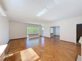 Dit appartement op de Kortrijksesteenweg is ideaal voor wie houdt van ruimte. Een pluspunt zijn de ruime kamers en het hoge plafond in het appartement, wat een heel open en vrij gevoel geeft zodra je binnenstapt.<br /><br />Met drie volwaardige slaapkamers en twee badkamers is de indeling bovendien heel praktisch. Een grote troef is het terras aan de achterzijde, waar je uitkijkt op een grote, gedeelde tuin. Het is daar verrassend rustig, ook al woon je op een toplocatie. Je zit hier namelijk overal dichtbij: het centrum van Gent is vlakbij en je bent met de auto binnen een minuut op de belangrijkste invalswegen.<br /><br />Indeling van het appartement:<br />Inkomhal - woonkamer - eetkamer - keuken - 3 slaapkamers - 2 badkamers - toilet - dressing - berging - ruim terras<br /><br />Praktische info:<br />- Gemeenschappelijke kosten + verbruik water: 185,00 EUR/maand (provisie)<br />- Voorschot privatief verbruik verwarming: 100,00 EUR/maand (provisie)<br />- Ondergrondse autostaanplaats bij te huren aan 100,00 EUR/maand<br /><br />Onmiddellijk beschikbaar!