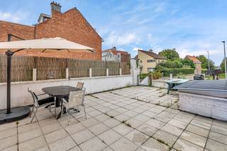 <p>Voor meer info of een bezoek, bel 053 59 49 34 - Op een strategische locatie, op een boogscheut van zowel het centrum van Dilbeek als van Brussel, vinden we deze interessante <strong>(opbrengst)eigendom</strong> terug. Het <strong>commerciële gelijkvloers</strong> en het<strong> appartement</strong> op de eerste verdieping worden <strong>samen verkocht</strong>. De basisakte is momenteel in opmaak. Bij de aankoop zijn bovendien<strong> twee staanplaatsen inbegrepen</strong>. Het appartement beschikt over een <strong>ruime, lichtrijke leefruimte </strong>met aansluitend de deels geïnstalleerde keuken. Verder zijn er <strong>twee slaapkamers</strong>, een badkamer met douche en een apart toilet. De absolute troef is ongetwijfeld het <strong>prachtige, zeer ruime terras</strong>. Het commerciële gelijkvloers werd jarenlang uitgebaat als de <strong>bloeiende horecazaak “De Kapblok”</strong>, een restaurant met een sterke naamsbekendheid en uitstekende reputatie in Dilbeek en omstreken. In de achterliggende Kaudenaardestraat zijn er bovendien <strong>gratis openbare parkeerplaatsen</strong> beschikbaar. Het <strong>handelsgelijkvloers omvat een ruime zaal</strong>, een<strong> industriële keuken</strong>, aparte toiletten en een vestiaire. Via de achterzijde van het gebouw is zowel de handelsruimte als het appartement toegankelijk. Daarnaast is er een <strong>grote kelder</strong>, die eveneens bereikbaar is via de parking, ideaal voor leveranciers. Dankzij de <strong>grote raampartijen </strong>langs de Ninoofsesteenweg geniet het handelsgelijkvloers van een uitstekende visibiliteit. <strong>Gunstig EPC voor appartement (EPC B) als handelsruimte (EPC D - renovatieplicht). </strong>(Maatregelen opgenomen in het maatregelenregister: nee)</p>
