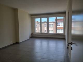 <p>TE HUUR totaal huurprijs 1100€ /apt</p><p>2 dezelfde appartementen in hetzelfde gebouw te huur met dezelfde indeling en huurprijs.<br />1ste apt : 2 de verdieping<br />2de apt. : 1ste verdieping</p><p>Allebei beschikbaar vanaf : 1/1/27</p><p>- Hal met aparte wc<br />- Ruime living met veel lichtinval<br />- Keuken met keramische kookplaat en keukenkasten<br />- 2 slaapkamers waarvan 1 kleine en 1 grote<br />- Badkamer met instapdouche<br />- Balkon<br />- Kelderruimte</p><p>Centraal gelegen , nabijheid van station , tram-en bushalte ,Boelaerpark ,scholen ,supermarkt...</p>