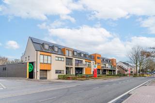 Dit luxueus afgewerkte appartement in Lichtaart straalt rust, ruimte en kwaliteit uit. Via de inkomhal met ingemaakte kasten betreedt u...