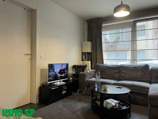 Gelijkvloers éénslaapkamer appartement in het centrum van Geel.Indeling van het appartement: woonkamer met open keuken (tegels; 19m²) geïnstalleerd...