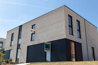 <p>Moderne nieuwbouwwoning met inpandige garage.</p><p></p><p>In het hart van Glabbeek vind je deze moderne halfopen woning met 3 slaapkamers, een volledig uitgeruste badkamer, een inpandige garage</p><p>en een ruime, onderhoudsvriendelijke tuin.<br /><br />Binnen stap je in een aangename leefomgeving waar licht, ruimte en gebruiksgemak centraal staan. Op het gelijkvloers geniet je van een doordachte indeling die vlot aansluit op het dagelijkse leven, met een open en comfortabele woonbeleving die meteen vertrouwd aanvoelt. Boven wachten drie volwaardige slaapkamers en een stijlvolle badkamer, perfect voor wie graag praktisch woont zonder in te boeten op sfeer of kwaliteit.<br /><br />Ook op technisch vlak zit je hier helemaal goed. Dankzij het E-peil E20, een warmtepomp, vloerverwarming, actieve vloerkoeling en zonnepanelen woon je hier bijzonder energiezuinig en klaar voor de toekomst. Buiten geniet je van een zonnige, onderhoudsvriendelijke tuin waar je in alle rust kan thuiskomen, ontspannen of gezellig samen zijn.<br /><br />De ligging in de Torenstraat combineert een aangename woonomgeving met een vlotte bereikbaarheid en dagelijkse voorzieningen in de buurt. <br /> </p><p><strong>Zoek je een energiezuinige woning waar je meteen je intrek kan nemen? Dan is deze woning hét voor jou!</strong></p>