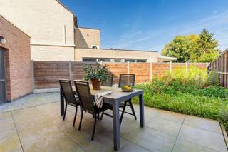 <p>Deze recente halfopen bebouwing uit 2019 combineert energiezuinig wonen met veel ruimte en hedendaags comfort. De woning is gunstig gelegen nabij belangrijke verbindingswegen en station Schelle.</p><p>De woning is een BEN-woning met EPC-label A en beschikt over zonnepanelen, een thuisbatterij van 5 kWh en een hybride verwarmingssysteem met centrale verwarming op gas en warmtepomp. De elektrische installatie is conform tot 2046.</p><p>Binnen geniet u van een aangename en lichtrijke leefruimte met aansluiting naar de verzorgde onderhoudsvriendelijke tuin. Daarnaast beschikt de woning over een garage en eigen oprit. Op de eerste verdieping bevinden zich 3 slaapkamers en een dressing.</p><p>Een belangrijke extra troef is de volledig afgewerkte zolderverdieping van ca. 40 m². Deze ruime verdieping biedt verschillende mogelijkheden en kan ingericht worden als bureau, extra slaapkamer, hobbyruimte, speelkamer of andere multifunctionele ruimte.</p><p>Dankzij de ligging in de Steenwinkelstraat geniet u van een vlotte bereikbaarheid via de omliggende verbindingswegen. Ook station Schelle bevindt zich in de nabijheid.<br />Een recente, energiezuinige en instapklare gezinswoning met veel ruimte en praktische voorzieningen op een gunstige locatie in Schelle.</p><p><strong><u>Troeven</u></strong><br />• Halfopen bebouwing – bouwjaar 2019<br />• BEN-woning met EPC A<br />• 3 slaapkamers + dressing<br />• Afgewerkte zolder van ca. 40 m²<br />• Zonnepanelen<br />• Thuisbatterij van 5 kWh<br />• Hybride verwarming: gas + warmtepomp<br />• Garage en eigen oprit<br />• Verzorgde tuin<br />• Elektriciteit conform tot 2046<br />• Nabij station Schelle en belangrijke verbindingswegen</p><p>Interesse? Neem contact op voor meer informatie of een bezoek ter plaatse: <strong>info@markasa.be</strong> of <strong>03/827.72.92</strong></p>