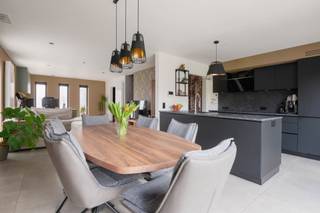 <p><span>We treffen deze woning, gebouwd in 2020, in Aartselaar. De gemeente is gelegen tussen de E19 en de A12, vlakbij Antwerpen, Brussel en andere steden, en op een boogscheut van het gezellige dorpscentrum met winkels, horeca en dagelijkse voorzieningen binnen handbereik. Een bushalte bevindt zich vrijwel voor de deur. Wie de groene omgeving opzoekt, kan in natuurgebied De Reukens of de Rupelstreek verkennen per fiets.</span></p><p><span>Op het gelijkvloers verwelkomt een inkomhal met ingebouwde kasten u in de woning. Er is een apart toilet met handenwasser. De zeer ruime woonkamer geniet van veel lichtinval en beschikt over een trendy ingebouwde bureau aan de straatzijde. De open keuken voldoet aan alle hedendaags comfort en heeft aansluitend een handige provisieruimte. Uw wagen kunt u kwijt op de oprit of in de ruime garage van maar liefst 50 m², die perfect dienst kan doen als werkplaats of magazijn en voorzien is van water, toilet, lavabo, een mogelijke doucheaansluiting en voldoende stopcontacten. De tuin is maar liefst 480 m² groot en beschikt over meerdere terrassen met aansluitingen, een tuinhuis, moestuin en kippenhok.<br />Op de eerste verdieping bevinden zich vier slaapkamers op epoxyvloer, waarvan twee voorzien zijn van ingebouwde kasten. De badkamer is uitgerust met een ligbad en toilet. De tweede verdieping is bereikbaar via een vaste trap en volledig geïsoleerd.</span></p><p><span>Bijzonderheden: 10 zonnepanelen, regenwaterput, ventilatiesysteem C, gevelisolatie en elektrische installatie conform.</span></p><p><span>P-score: A</span></p><p><span>G-score: A</span></p>