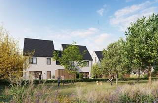 <h3><span>WELKOM OP ONZE OPENDEUR 0P ZATERDAG 20 JUNI VAN 10u TOT 14u</span></h3><h3><span>Jouw nieuwe thuis in Hof ter Heiken</span></h3><p><span>Deze woning maakt deel uit van </span><span>Hof ter Heiken</span><span>, een kleinschalig en duurzaam woonproject waar energiezuinig wonen, hedendaags comfort en een groene leefomgeving centraal staan. Dankzij de doordachte architectuur en kwalitatieve afwerking geniet je hier van een woning die volledig is afgestemd op het moderne gezinsleven.</span></p><p><span>Troeven van deze woning:</span></p><ul><li><span> Type: gesloten bebouwing</span></li><li><span> Doordachte indeling met ruime en lichtrijke leefruimtes</span></li><li><span> 3 volwaardige slaapkamers </span></li><li><span> ruime zolder (62,4m²), creatie extra kamers mogelijk</span></li><li><span> Private tuin met terras en fietsenberging</span></li><li><span> 2 private parkeerplaatsen</span></li><li><span> Energiezuinig dankzij geothermie en 4 zonnepanelen</span></li><li><span> Gebouwd volgens de nieuwste energienormen voor een lage energiefactuur</span></li><li><span> Vandaag nog de mogelijkheid om de afwerkingsmaterialen naar eigen smaak te kiezen</span></li><li><span> De woning bevindt zich in een vergevorderd bouwstadium, waardoor een snelle oplevering mogelijk is</span></li><li><span> Beslis vandaag en geniet binnenkort van een instapklare nieuwbouwwoning, zonder jarenlang te moeten wachten</span></li></ul><p><span> </span></p><p><span>Ontdek hieronder de specifieke indeling, oppervlaktes en kenmerken van deze woning en laat je verrassen door de unieke combinatie van duurzaam wonen, hedendaags comfort en een uitzonderlijke ligging in het groen.</span></p><p><span> </span></p>