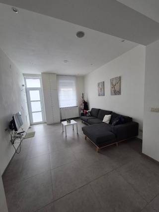 Deze charmante en instapklare rijwoning is uitstekend gelegen in Gent en biedt drie slaapkamers, een aangenaam terras en een praktische buitenberging. Dankzij haar veelzijdige indeling is de woning bijzonder geschikt als starterswoning of verblijf voor studerende kinderen.
De ligging vlak bij UZ Gent, diverse campussen en het station Gent- Sint-Pieters is een absolute troef. Bovendien geniet u van een vlotte bereikbaarheid met tal van verbindingen in de onmiddellijke omgeving. Op wandelafstand vind je er een bakker, supermarkt en andere dagelijkse voorzieningen.
Op het gelijkvloers bevindt zich een ruime leefruimte die aansluit op een ingerichte keuken met aansluitingen voor wasmachine en droogkast. Ook de badkamer bevindt zich op dit niveau.
De eerste verdieping omvat twee volwaardige slaapkamers, beide uitgerust met muggenramen en rolluiken. Op de tweede verdieping vindt u een derde ruime kamer.
De woning werd vanaf 2012 grondig gerenoveerd (EPC: 210).
Een instapklare eigendom op een toplocatie, ideaal voor wie comfortabel wil wonen of op zoek is naar een interessante investering.
Geen immo a.u.b.
Interesse: Maak een afspraak voor de eerste bezoekdag zaterdag 19 september van 14u tot 17u