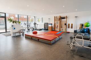 <span><strong>Polyvalente handelsruimte in centrum Arendonk.</strong></span><br />
<p><span>Deze handelsruimte is gelegen op een zeer gunstige en centrale locatie in het centrum van Arendonk en geniet van een uitstekende visibiliteit.</span></p>
<p><span>Dankzij het open karakter van het pand zijn er tal van mogelijkheden voor diverse handels- en beroepsactiviteiten.</span></p>
<p><span>Momenteel is de ruimte ingericht als kinesistenpraktijk en beschikt ze over de nodige voorzieningen. Daarnaast is er een afzonderlijk toilet aanwezig.</span></p>
<p><span>Een veelzijdige handelsruimte op een uitstekende locatie, ideaal voor wie op zoek is naar een goed zichtbare en centraal gelegen commerciële ruimte.</span></p>