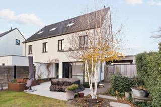 <p>Prachtig afgewerkte woning (bwj 2018) op 291 m², bestaande uit een inkomhal met afzonderlijk toilet, een gezellige leefruimte (visgraatparket) met eet- en zithoek, een volledig uitgeruste keuken, een praktische was/bergplaats en een private zuidgerichte tuin met aangelegd terras, tuinberging en overdekte lounge.<br />Op het eerste verdiep bevinden zich 3 slaapkamers, waarvan 1 ingericht als dressing, een nachthal met afzonderlijk toilet, een ingerichte badkamer (inloopdouche, ligbad en dubbele wastafel) en een vaste trap naar het 2de verdiep dat afgewerkt is als 4de slaapkamer met bergzolder en technische ruimte.</p>
<p><strong>Extra troeven:</strong></p>
<ul>
<li>
<p>Energiezuinig (E-peil 39 / label A)</p>
</li>
<li>
<p>Voorzien van airco’s (gelijkvloers en verdieping)</p>
</li>
<li>
<p>Conforme keuring elektriciteit</p>
</li>
<li>
<p>Bewoonbare oppervlakte van 166 m²</p>
</li>
<li>
<p>Regenwaterput</p>
</li>
<li>
<p>Private oprit + carport</p>
</li>
<li>
<p>Op wandelafstand van scholen, winkels, het centrum en openbaar vervoer</p>
</li>
<li>
<p>Instapklaar en kwalitatief afgewerkt</p>
</li>
</ul>
<p>Deze woning is te koop ZONDER makelaar via het concept van Smart Houses! Wenst u verdere inlichtingen of een bezoek? Contacteer rechtstreeks de eigenaar via <strong>0478/600.284</strong>.</p>