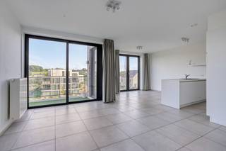Instapklaar appartement van 85 m² op de 2de verdieping (gebouw met lift), gelegen in een nieuwe verkaveling 'Champ du Tordoir'. Vlakbij het centrum van Tubize, in een groene en rustige omgeving met een mooi verzicht over de vallei van Coeurcq. <br />Het appartement is ontworpen in een moderne, hedendaagse architectuur. Gordijnen op maat en verlichting zijn voorzien. <br />Indeling: inkomhal, leefruimte met open keuken (frigo, oven, kookplaat, dampkap, vaatwasmachine), berging, nachthal, 2 slaapkamers, badkamer met douche en wastafel, apart toilet en een terras. <br />Bijkomend is er een privékelder en een parkeerplaats inbegrepen bij het appartement. <br />Te bezoeken!