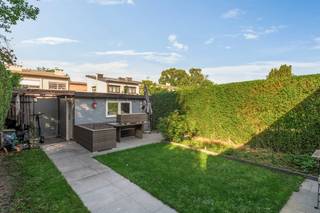 Deze woning is zeer <em><strong>centraal</strong></em> gelegen en bevindt zich op wandelafstand van alle winkels, scholen en het openbaar vervoer, zowel de bus- als tramhaltes. De Ring van Antwerpen en de Singel liggen op slechts enkele minuten rijden, ideaal voor woon-werkverkeer.  Er is enkel plaatselijk verkeer in de straat, wat tevens een <em><strong>rustige &amp;</strong></em> <em><strong>aangename woonomgeving</strong></em> biedt.  Er is parkeergelegenheid in de straat. <br /><br />Dit eigendom werd steeds goed onderhouden en is <strong><em>instapklaar</em></strong>!  De keuring van de elektriciteit is volledig <em><strong>conform</strong></em>.  Het EPC heeft een zeer goede score: <em><strong>Label C.</strong></em>  Het dak is vernieuwd &amp; geïsoleerd en een nieuwe CV op aardgas is aanwezig sinds 2020.   De indeling is als volgende:  <br /><br />-1: een kelder, verdeeld in een wasplaats, voorraadkelder en kruipruimte<br />GLVL: een inkomhall, een apart toilet, een zeer ruime woonkamer en een volledig modern ingerichte keuken<br />1eV: een nachthall, 3 slaapkamers en een nieuw ingerichte badkamer met toilet<br />2eV: een geïsoleerde zolderruimte met uittrekbare zoldertrap<br />De tuin is aangelegd met een berging, terras en een praktische uitweg achteraan.  <br /><br />Heeft u interesse in deze woning?  Contacteer ons via 03 459 99 99 of info@leximmo.be voor een bezichtiging ter plaatse!