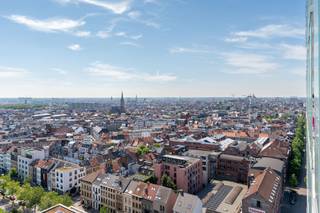 <span><span>Quares - TREVI Groep presenteert:<br />Indeling:<br /></span></span>
<p>Dit lichtrijke éénslaapkamerappartement bevindt zich op de 15de verdieping van een residentie met 20 verdiepingen en biedt een bewoonbare oppervlakte van 59 m². Dankzij de hoge ligging geniet u van een aangenaam open uitzicht en een overvloed aan natuurlijke lichtinval. Het gebouw/appartement is toegankelijk voor mindervaliden en beschikt over een functionele indeling met een leefruimte, een aparte slaapkamer, een badkamer, een keuken en wasruimte/bergruimte. Vanuit de leefruimte heeft u toegang tot het terras van 10 m², waar u in alle rust kunt genieten van de buitenruimte. De parketvloer zorgt voor een warme en tijdloze uitstraling. Verder scoort het appartement uitstekend op vlak van energiezuinigheid met een EPC-label A en is de elektriciteitsinstallatie conform de huidige regelgeving. Het pand bevindt zich in een verzorgde residentie en biedt een uitstekende basis om op te frissen. <strong>Een autostaanplaats dient verplicht mee aangekocht te worden aan € 25.000.</strong> Aparte kelderberging en fietsenstalling aanwezig.</p>
<p></p>
<p><span>Omgeving:</span></p>
<p>Het appartement geniet van een gunstige ligging met een vlotte bereikbaarheid en alle dagelijkse voorzieningen binnen handbereik. Winkels, supermarkten, openbaar vervoer, scholen en recreatiemogelijkheden bevinden zich in de nabije omgeving, wat zorgt voor een comfortabel en praktisch wooncomfort. Dankzij de centrale ligging combineert u het gemak van stedelijke voorzieningen met een aangename woonomgeving. Bovendien biedt de hogere verdieping een gevoel van rust en privacy, terwijl u toch dicht bij alle faciliteiten bent die het dagelijks leven aangenaam maken.</p>
