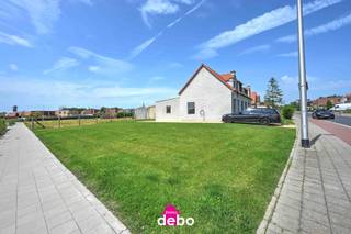 <strong>Instapklare gezinswoning met extra bouwgrond op een toplocatie</strong><br />Welkom in deze charmante en instapklare woning, gelegen op een mooi perceel van maar liefst <strong><span>803 m²</span></strong><strong>.</strong> De eigendom bestaat uit <strong><span>401 m² grond met woning</span></strong> en een bijkomende <strong><span>bouwgrond van 402 m</span></strong><strong>²</strong>, wat zorgt voor extra ruimte, mogelijkheden en toekomstwaarde.<br />Binnen geniet je van een aangename bewoonbare oppervlakte van <strong><span>128 m²</span></strong><strong>.</strong> De woning is praktisch en huiselijk ingericht en beschikt over <strong><span>drie ruime slaapkamers</span></strong><strong>,</strong> waardoor ze perfect is voor gezinnen, koppels of wie graag wat extra plaats heeft.<br />De woning heeft een gunstig <strong><span>EPC-label B</span></strong>, wat zorgt voor een energiezuiniger en comfortabeler woongevoel.<br />Ook de ligging is een grote troef: rustig, aangenaam en toch zeer goed gelegen. Hier kom je thuis in een omgeving waar comfort, ruimte en mogelijkheden mooi samenkomen.<br /><strong>Interesse in een bezoek? Bel gerust naar 0495 534 865.</strong><br />