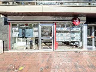 Ontdek deze interessante opportuniteit voor de huur van een veelzijdig handelspand met potentieel voor kantoorruimte, gelegen op een steenworp afstand van het bruisende commerciële hart van Blankenberge. Dankzij de gunstige ligging geniet dit pand van een vlotte bereikbaarheid en een goede visibiliteit.De ruimte is praktisch ingedeeld en beschikt over alle basiscomfort:Een aanwezige sanitaire voorziening biedt het nodige gemak.Twee bijkomende (vergader)zalen bieden flexibiliteit voor diverse doeleinden, zoals besprekingen, workshops of individuele werkplekken.Een functioneel keukentje is aanwezig, ideaal voor het bereiden van een snelle lunch. Aansluitend is er een gezellig koertje, een aangename buitenruimte voor ontspanning.De brede glazen vitrine biedt een uitstekende mogelijkheid om uw activiteiten of producten in de kijker te zetten en de aandacht van passanten te trekken.Het pand wordt verwarmd door een energiezuinige gasinstallatie, wat zorgt voor een comfortabele werkomgeving tijdens de koudere maanden.Er zijn individuele tellers voor water, elektriciteit en gas.De onroerende voorheffing is ten laste van de huurder.Er wordt een huurwaarborg van 3 maanden gevraagd.Bent u op zoek naar een goed gelegen en functionele ruimte voor uw handelsactiviteiten of kantoor? Aarzel niet om contact op te nemen voor meer informatie of een bezichtiging ter plaatse. Dit pand biedt een uitstekende basis voor uw onderneming in Blankenberge!