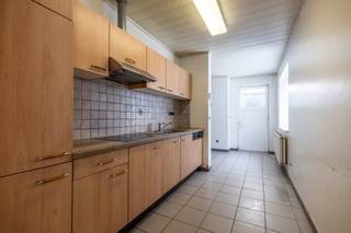 Deze eigendom is momenteel vergund als kantoorgebouw, maar biedt dankzij de huidige indeling ook veel potentieel als woonst.<br /><br />Het pand is ingericht als woning met kantoor en combineert wonen en werken op een praktische manier.<br />Op het gelijkvloers bevindt zich het woongedeelte met een keuken en een gezellige leefruimte.<br />De eerste verdieping telt twee ruime slaapkamers en een badkamer.<br />Op de tweede verdieping bevindt zich nog een extra slaapkamer of polyvalente ruimte, ideaal als hobbykamer of bureau.<br /><br />Achteraan het gebouw ligt het kantoorgedeelte, voorzien van een aparte ingang en een toilet, waardoor professioneel gebruik perfect mogelijk is.<br /><br />Een omvorming naar een volwaardige woning behoort tot de mogelijkheden, onder voorbehoud van de nodige vergunningen en voorwaarden.