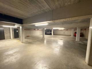 <p>Bent u op zoek naar een veilige parkeeroplossing of een interessante investering? Deze drie ondergrondse garageplaatsen, gelegen aan de Kleine Steenweg 67 in Wilrijk, bieden een uitstekende opportuniteit voor zowel particulieren als investeerders.</p><p>De parkeerplaatsen bevinden zich in een afgesloten ondergrondse garage en zijn vlot toegankelijk. Dankzij de centrale ligging in Wilrijk zijn ze ideaal voor buurtbewoners, pendelaars of eigenaars van nabijgelegen appartementen die op zoek zijn naar extra parkeergelegenheid.</p><p>De vraag naar parkeerplaatsen blijft stijgen, waardoor deze garages niet alleen praktisch zijn voor eigen gebruik, maar ook een interessante investering vormen met verhuurpotentieel.</p><p><strong>Prijs: €15.000 per parkeerplaats.</strong></p><p>Een betaalbare en zorgeloze investering op een gunstige locatie in Wilrijk!</p><p>Rechtstreeks te koop van eigenaar.</p><p>Bel gerust voor meer info 0456 83 87 68</p>