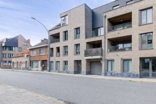 <p>Op een gunstige locatie bevindt zich dit energiezuinige en verzorgde appartement, gebouwd in 2014. Dankzij de vlotte verbinding met de E313 (op slechts enkele minuten rijden) en de nabijheid van winkels, scholen en openbaar vervoer, geniet je hier van comfortabel wonen met een uitstekende bereikbaarheid.</p><p>Het instapklare appartement is gelegen op de tweede verdieping en heeft een bewoonbare oppervlakte van 89 m². De lichtrijke leefruimte geeft rechtstreeks toegang tot een gezellig, overdekt terras op het zuiden, ideaal om het hele jaar door van te genieten. Aansluitend bevindt zich een compacte maar volledig uitgeruste keuken met praktische berging. Verder beschikt het appartement over twee ruime slaapkamers, een moderne badkamer met douche en lavabomeubel, een apart toilet en een aparte wasruimte. De ondergrondse autostaanplaats en kelderbox zijn inbegrepen in de prijs . Er is tevens een ondergrondse gemeenschappelijke fietsenberging.</p><p>Dankzij het energiezuinige karakter, de instapklare staat en de aantrekkelijke ligging is dit appartement niet alleen ideaal voor eigen bewoning, maar ook een uitstekende investeringsopportuniteit met sterk verhuurpotentieel, kortom een zorgeloze investering of een comfortabele thuis op een strategische locatie in Geel. Laat deze kans niet aan u voorbij gaan en neem vandaag nog contact met ons op via tel: 0468-63 14 65 of mail info@vastgoedhuys.be.</p>