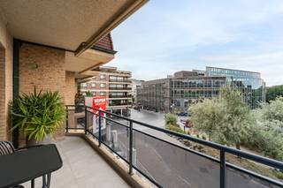 <p>Stijlvol appartement in het centrum van Koksijde met open zicht en zongerichte ligging.</p>
<p>Dit prachtig gerenoveerd appartement combineert comfort, ruimte en een uiterst centrale ligging in een groene en toeristische omgeving. Dankzij het open zicht en de zongerichte oriëntatie geniet u hier dagelijks van veel lichtinval en een aangename woonbeleving. Het appartement beschikt over drie slaapkamers en twee badkamers, ideaal als vaste woonst of tweede verblijf aan zee. Bovendien is er de mogelijkheid om twee garages in de residentie aan te kopen, een grote meerwaarde in het centrum van Koksijde. Ook openbaar vervoer, winkels en de kust bevinden zich vlakbij.</p>
<p>• Ruime living met veel lichtinval en open zicht<br />• Aangename eetkamer aansluitend op de leefruimte<br />• Functionele keuken met praktische indeling<br />• Drie volwaardige slaapkamers<br />• Twee badkamers voor extra comfort<br />• Inkomhal met vlotte circulatie<br />• Berging met extra opbergruimte<br />• Zongericht terras<br />• Mogelijkheid tot aankoop van 2 garages in de residentie</p>
<p> </p>
<p>• Zeer centraal gelegen nabij winkels, openbaar vervoer en de zee<br />• Open zicht en zongerichte oriëntatie zorgen voor een aangenaam woongevoel<br />• Prachtig gerenoveerd appartement met EPC-label B</p>
<p> </p>
<p>Neem vandaag nog contact op met je ERA-makelaar voor een bezoek.</p>
<p> </p>
<p>JOUW DROOMAPPARTEMENT. ZO GEVONDEN!</p>